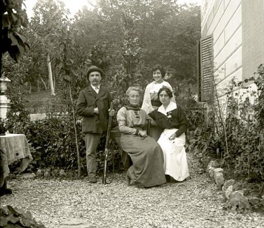 Ritratto di famiglia (taglio)