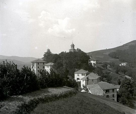 Gita alla Vittoria. Santuario visto dalla posta (taglio)