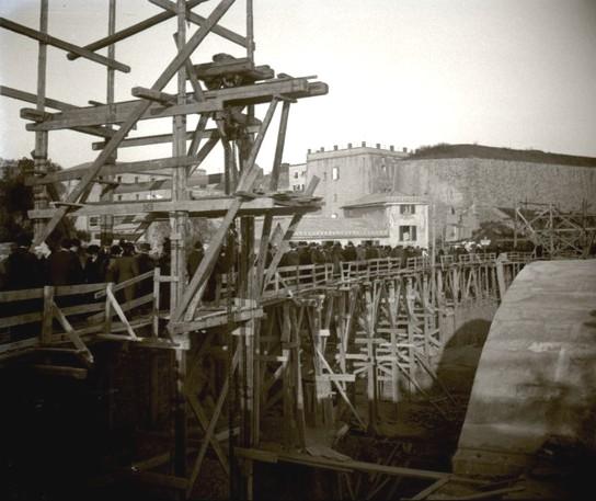 Corso Italia in costruzione. Ponte di legno provvisorio (taglio)