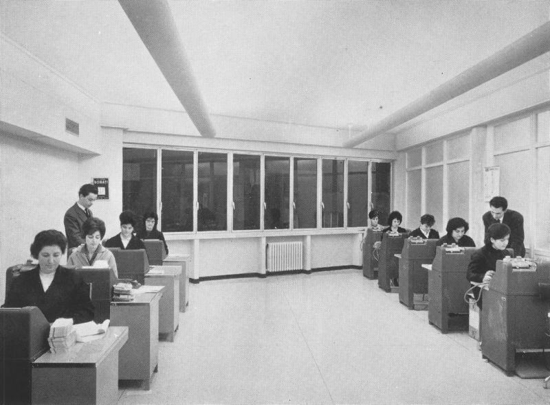 Sala delle "perforatrici", centro meccanografico, p. 5