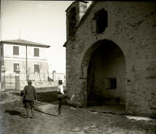 Figure maschili davanti a una casa (taglio)