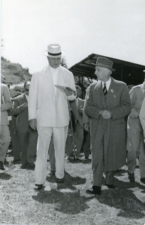 Giovanni Ansaldo con il Presidente Antonio Segni al Poligono di Poggio Sassoni (Vene del Tevere) (G.A.00051)
