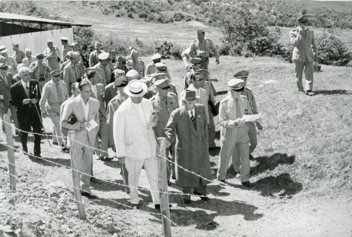 Giovanni Ansaldo con il Presidente Antonio Segni al Poligono di Poggio Sassoni (Vene del Tevere) (G.A.00053)