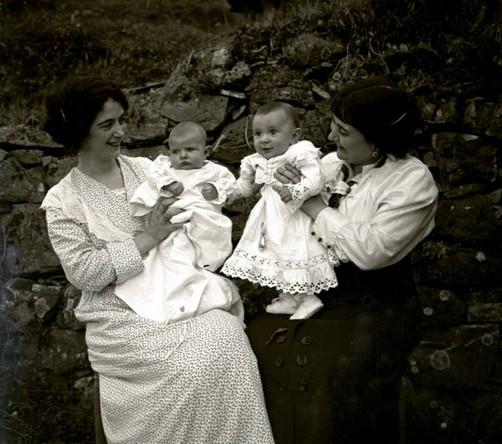 Olga e Paola Franzoni con bambini