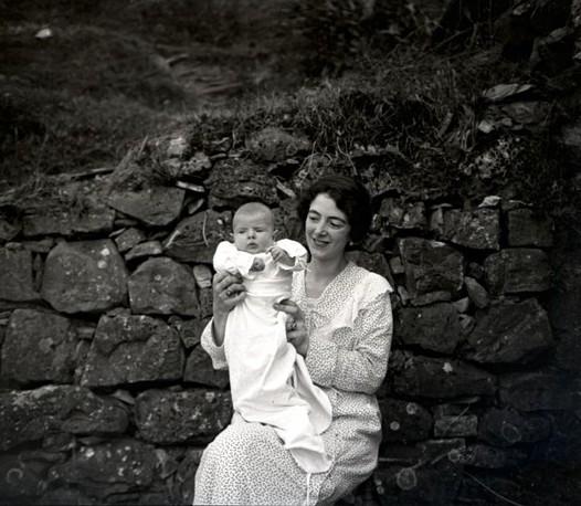 Ritratto di Olga Franzoni con un bambino (taglio)