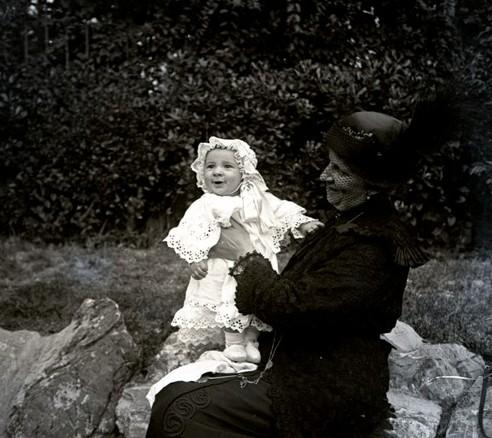 Rita Manara con bambino (taglio)