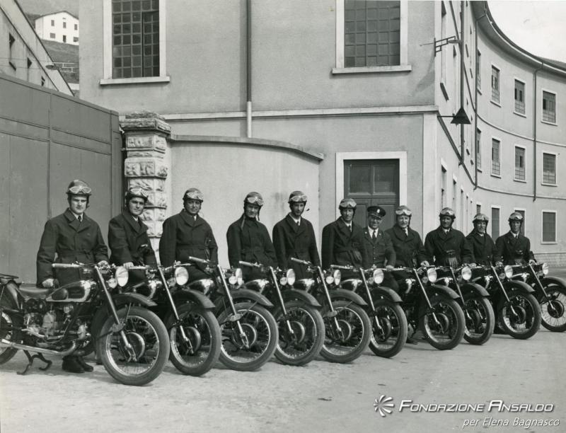 Moto Guzzi - motociclisti all&#039;entrata dello stabilimento di Mandello del Lario