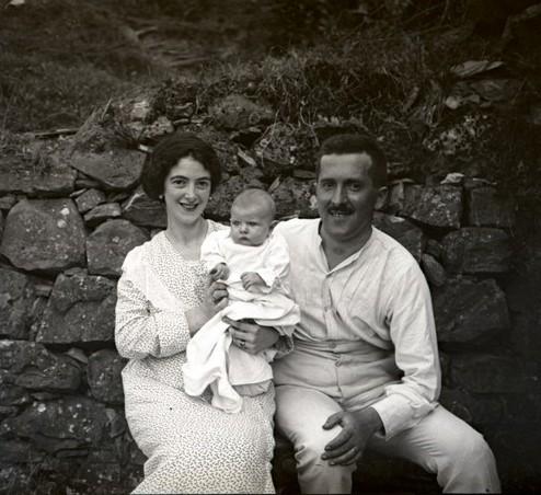 Ritratto di Olga Franzoni, Alfredo Gianelli e un bambino (taglio)