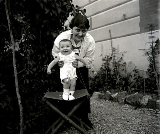 Paola Franzoni con bambino (taglio)