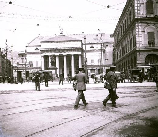 Piazza De Ferrari e Teatro Carlo Felice (taglio)