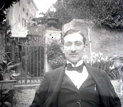 Ritratto maschile (taglio)