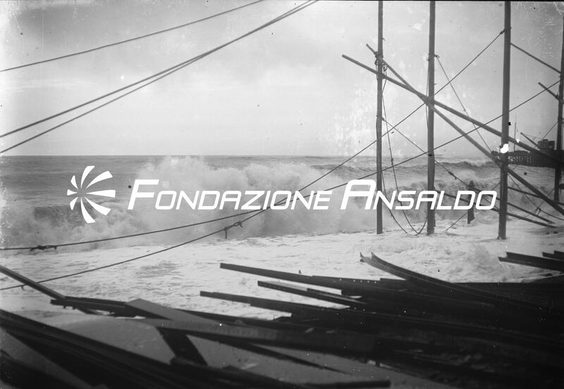 Genova - Cantieri Navali Ansaldo di Sestri Ponente - mareggiata