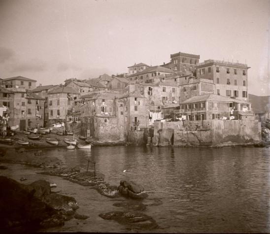 Boccadasse. Vista dal basso (taglio)
