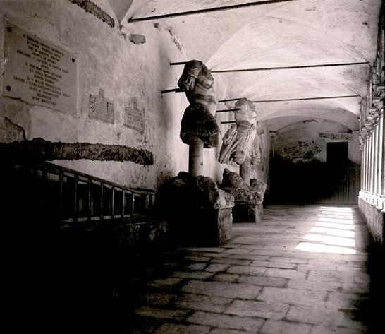 Chiostro San Matteo. Statue mutilate (taglio)