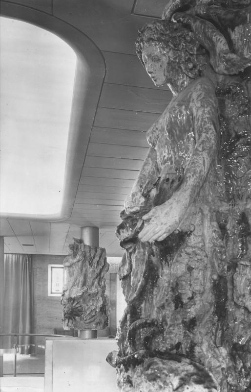 Conte Grande - Statua decorativa nella galleria di prima classe