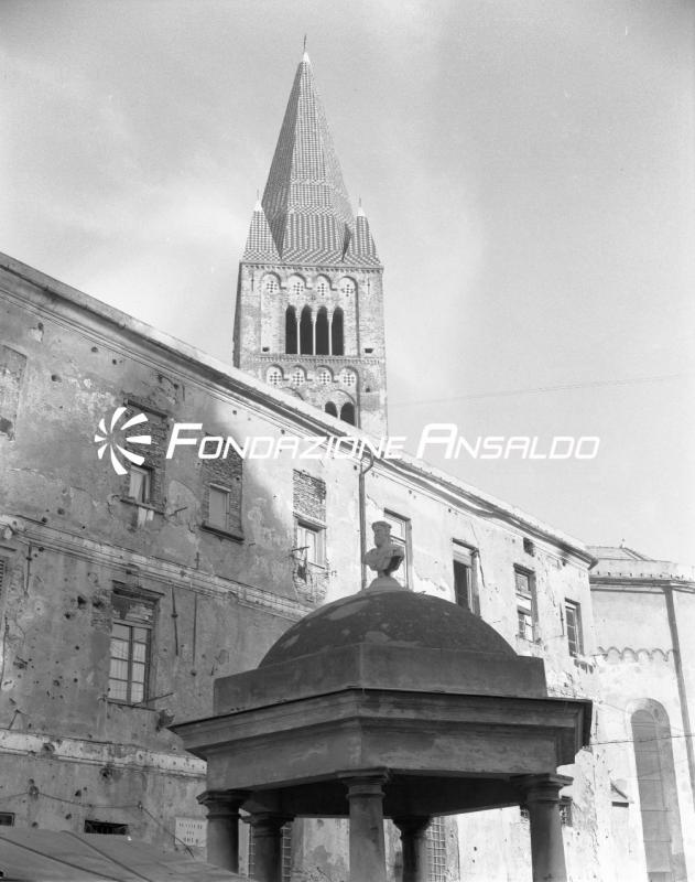 Genova - piazza Sarzano - Chiesa Sant&#039;Agostino e pozzo di Giano