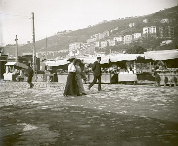 Mercato in Lungobisagno Istria e case popolari a Staglieno (taglio)