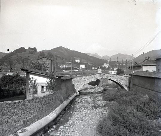 Gita alla Vittoria. Busalla, ponte e case (taglio)
