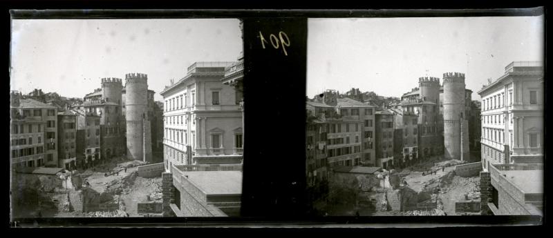 Porta Soprana e demolizioni in vico Dritto Ponticello (originale)