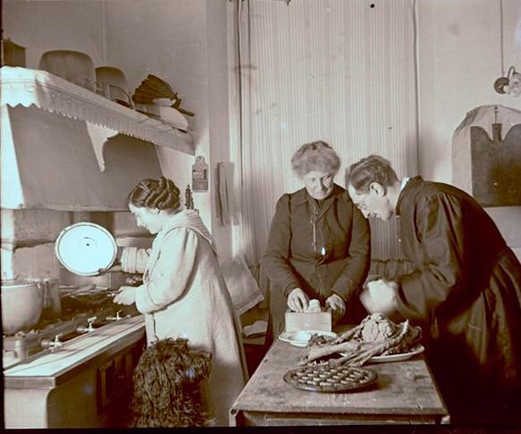 Paola Franzoni, Rita Manari e Ludovico Maria Chierici in cucina