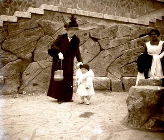 Paola Franzoni con bambino (taglio)