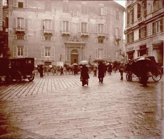 Via Roma con la pioggia (taglio)