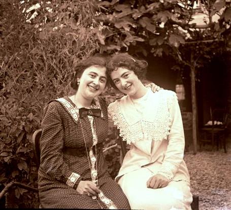 Paola e Olga Franzoni in giardino a Serino