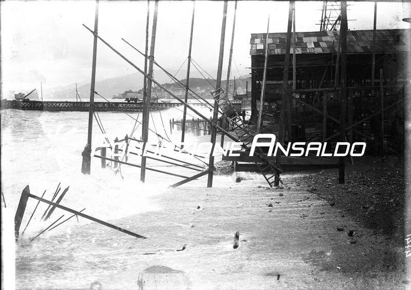Genova - Cantieri Navali Ansaldo di Sestri Ponente - mareggiata
