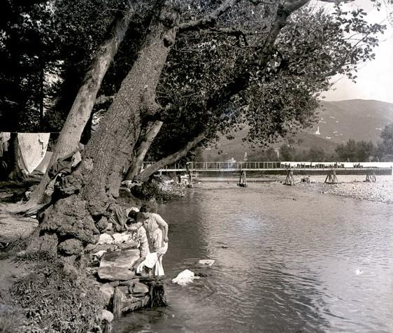 Chiavari. Entella. Alberi, ponte di legno e lavandaie (taglio)