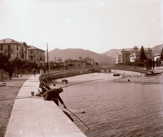 Rapallo. Passeggiata e ponte sul torrente (taglio)