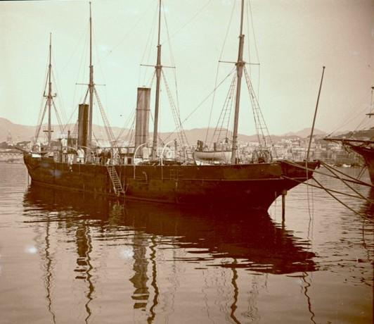 Nave in porto (taglio)