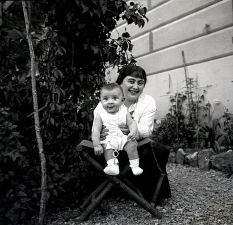 Paola Franzoni con bambino (taglio)
