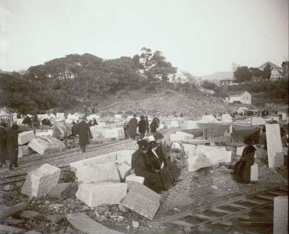Corso Italia in costruzione. Blocchi di granito (taglio)