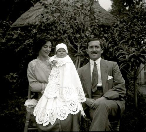 Ritratto di Olga Franzoni, Alfredo Gianelli e un bambino (taglio)