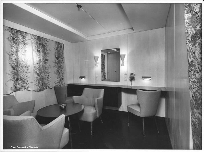 Messapia -  interno cabina con specchiera e poltroncine