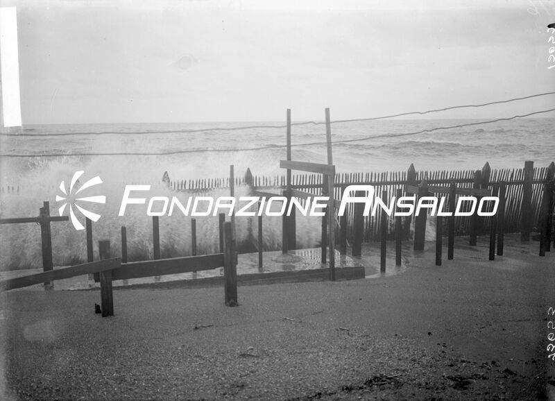 Genova - Cantieri Navali Ansaldo di Sestri Ponente - mareggiata