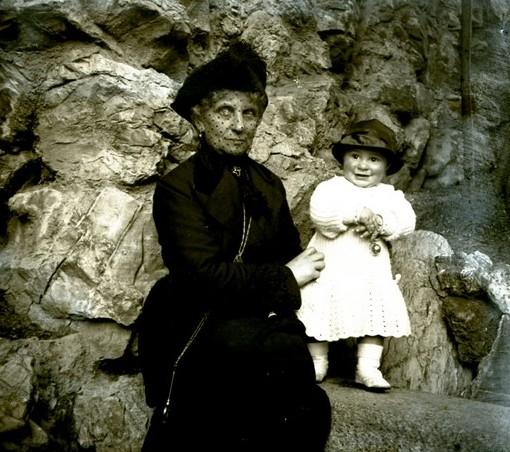 Rita Manara con bambino (taglio)