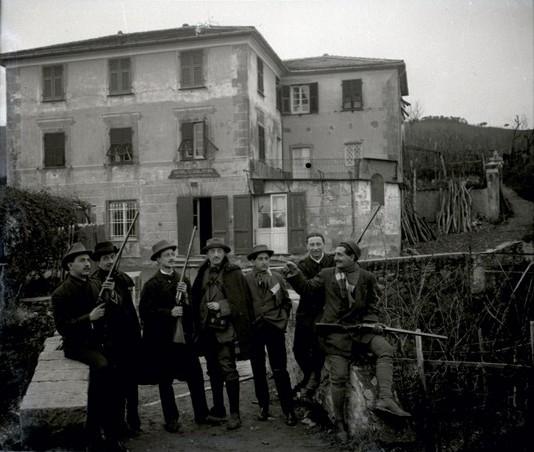 Gita a San Rufino di Leivi.  Gruppo di cacciatori presso l'osteria (taglio)