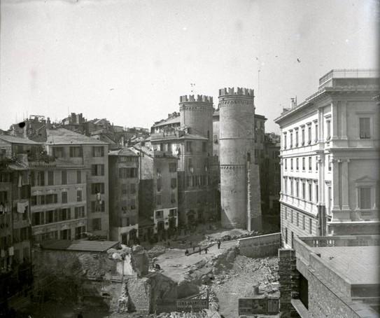 Porta Soprana e demolizioni in vico Dritto Ponticello (taglio)