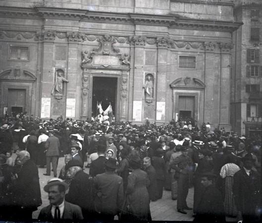 Piazza Umberto I°. Processione del velluto (taglio)
