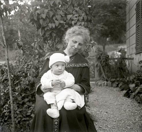 Rita Manara con bambino (taglio)