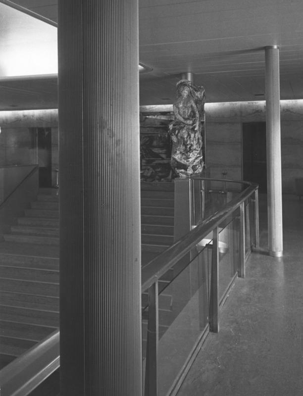 Conte Grande - Scalone e galleria di prima classe con statua decorativa