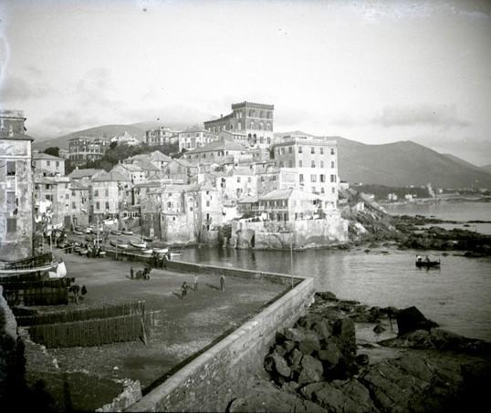 Boccadasse. Vista dal retro del piazzale della chiesa (taglio)