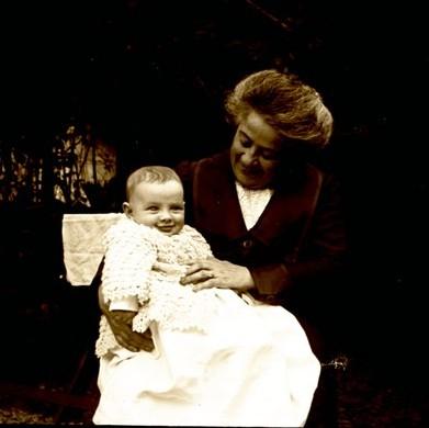 Edoardino sorridente con la nonna