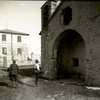 Figure maschili davanti a una casa (taglio)