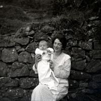 Ritratto di Olga Franzoni con un bambino (taglio)
