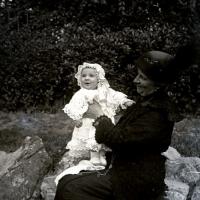 Rita Manara con bambino (taglio)