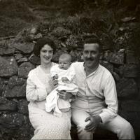 Ritratto di Olga Franzoni, Alfredo Gianelli e un bambino (taglio)