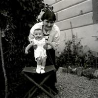 Paola Franzoni con bambino (taglio)