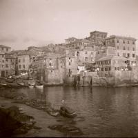 Boccadasse. Vista dal basso (taglio)